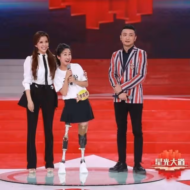 回顧汶川地震,李應霞救了丈夫卻丟了雙腿,丈夫的做法如何