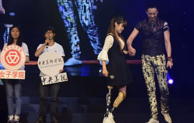 回顧汶川地震,李應霞救了丈夫卻丟了雙腿,丈夫的做法如何
