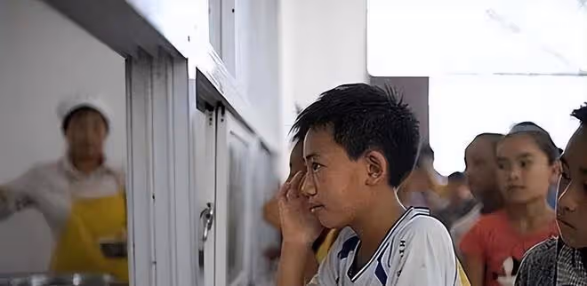 回顧：廣西一男童無依無靠，靠吃野菜為生，獲愛心捐款500萬