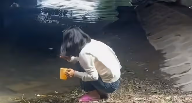 女子流浪在外，沒錢只能住橋洞，用河水洗漱時被一男子看見後收留
