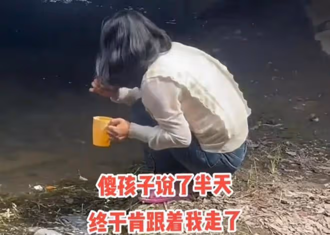 女子流浪在外，沒錢只能住橋洞，用河水洗漱時被一男子看見後收留