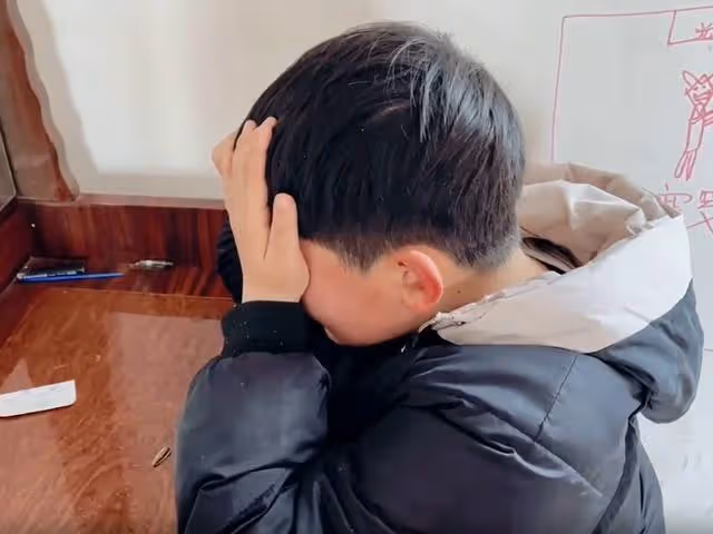 回顧：8歲男孩每晚在不同的家睡覺，姑姑知道決定放棄二胎領養他