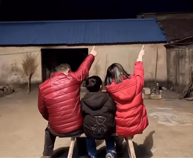 回顧:8歲男孩每晚在不同的家睡覺,姑姑知道決定放棄二胎領養他
