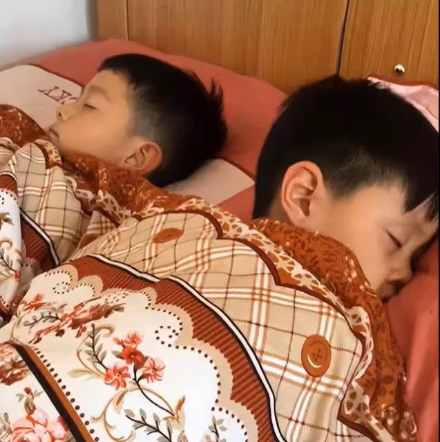 回顧:8歲男孩每晚在不同的家睡覺,姑姑知道決定放棄二胎領養他