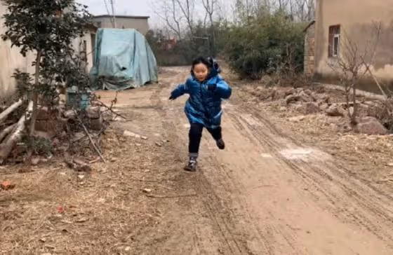 回顧:8歲男孩每晚在不同的家睡覺,姑姑知道決定放棄二胎領養他