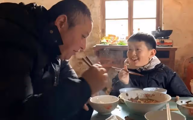 回顧:8歲男孩每晚在不同的家睡覺,姑姑知道決定放棄二胎領養他