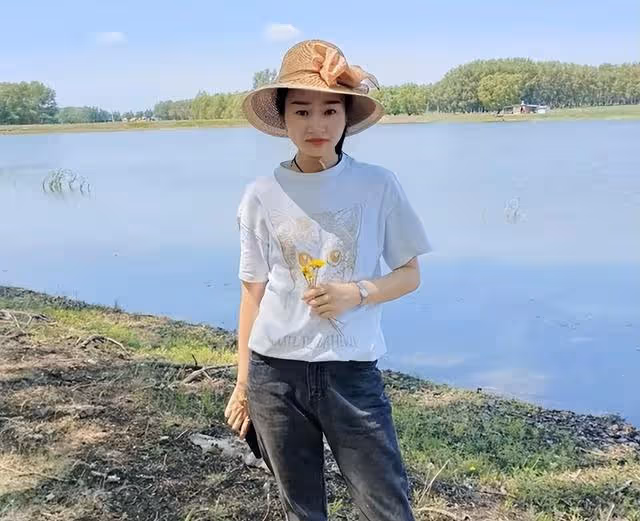 回顧:8歲男孩每晚在不同的家睡覺,姑姑知道決定放棄二胎領養他