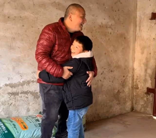 回顧：8歲男孩每晚在不同的家睡覺，姑姑知道決定放棄二胎領養他