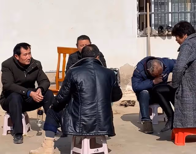 回顧：8歲男孩每晚在不同的家睡覺，姑姑知道決定放棄二胎領養他