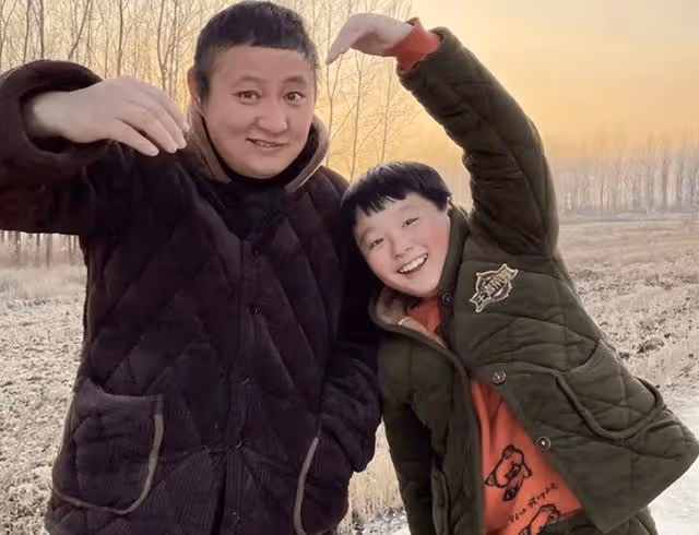 回顧：8歲男孩每晚在不同的家睡覺，姑姑知道決定放棄二胎領養他