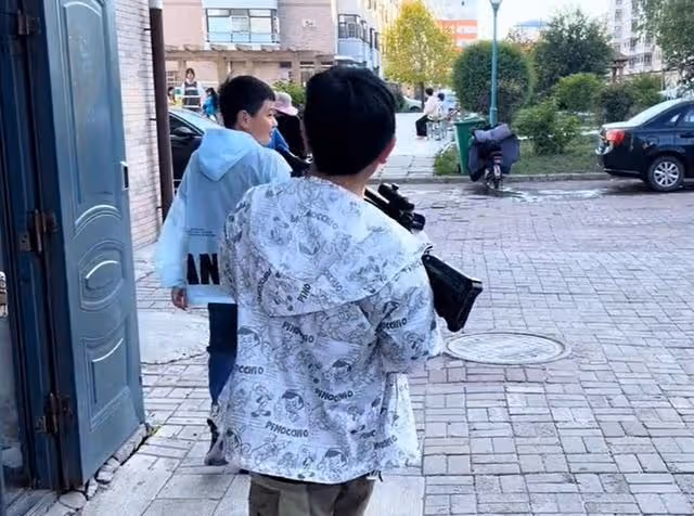 回顧：8歲男孩每晚在不同的家睡覺，姑姑知道決定放棄二胎領養他