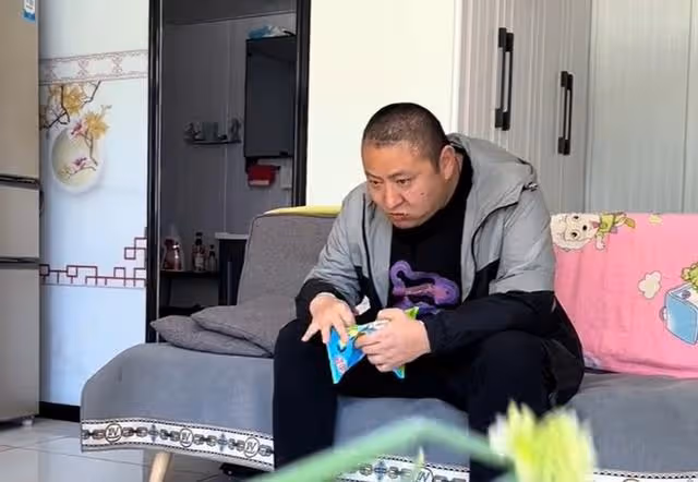 回顧：8歲男孩每晚在不同的家睡覺，姑姑知道決定放棄二胎領養他