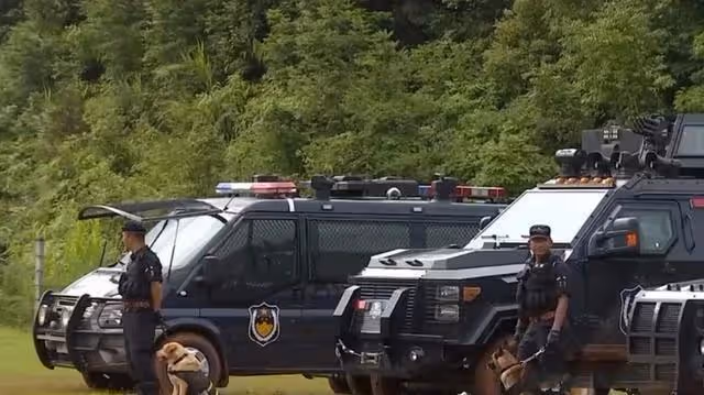 2017年三輛豪車去雲南旅遊，引起警方懷疑，全家12口多人判死刑