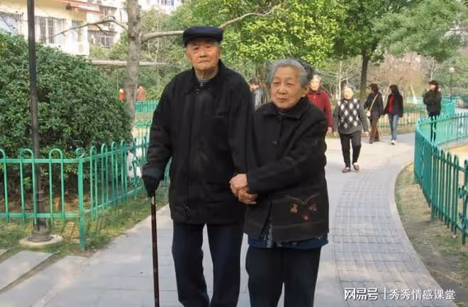 我68歲,退休後在養老院與初戀相遇,我們想牽手餘生卻被子女反對