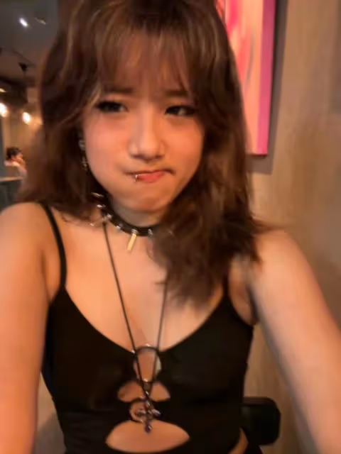 賈靜雯19歲長女辣出新高,煙燻妝配唇環,鉚釘鎖骨鏈辣妹弔帶搶鏡