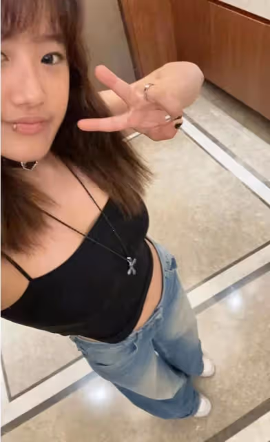 賈靜雯19歲長女辣出新高,煙燻妝配唇環,鉚釘鎖骨鏈辣妹弔帶搶鏡