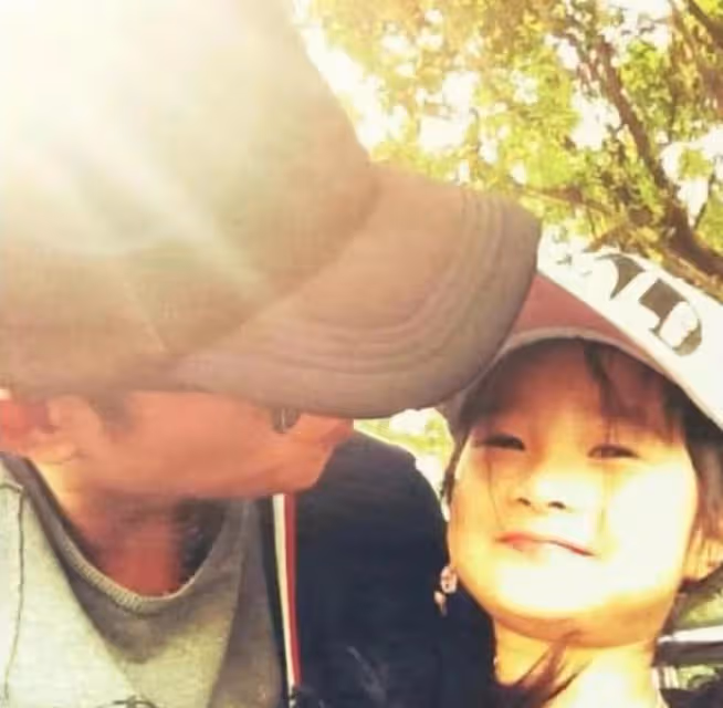馬伊琍女兒父親節曬照,與爸爸文章罕見同框,父女歪頭賣萌超有愛