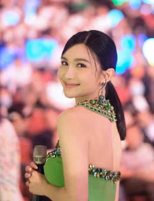 港星漂亮女兒獲TVB力捧上位！父親節大曬合照，被指像兩兄妹