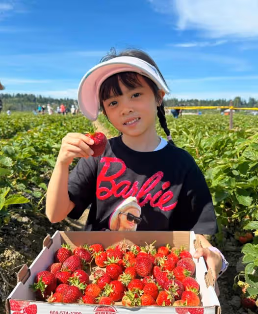 長腿名模直播賣胸罩！與豪門老公外游，6歲雙胞胎女兒像爸爸？