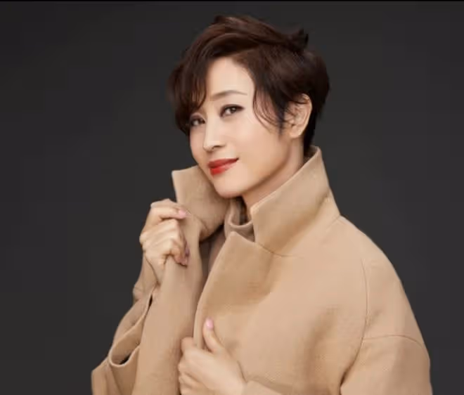 TVB短髮美女至今單身，給88歲父親內地買房！媽媽和繼母都早逝