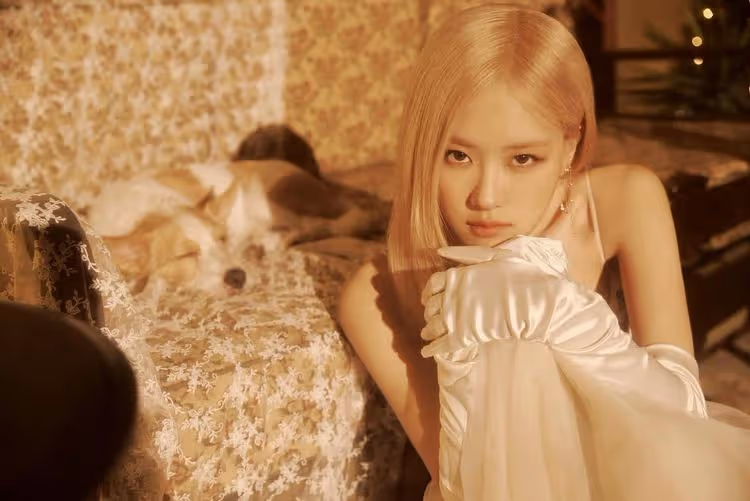 不跟隨BLACKPINK當老闆！Rosé被爆個人約簽新公司　再當太陽師妹