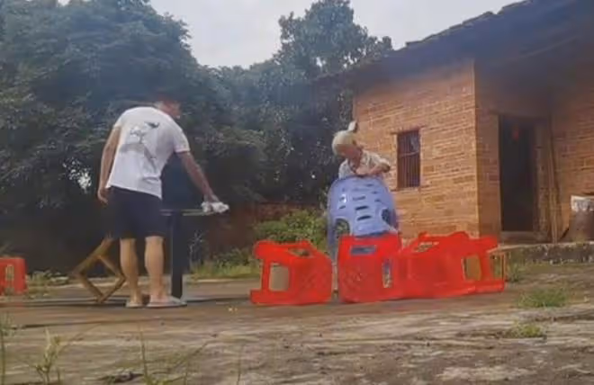 唐尚珺可能無緣清華,和母親回老家面露難色,可能面臨進廠打工
