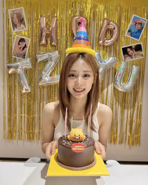 周子瑜慶生日套貼身白背心青春又性感　隊友Sana也愛這樣穿