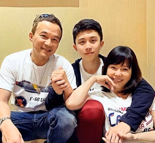 孫安佐喊話要打父親孫鵬,帶火槍沖夜店被攔,再次遭警方傳話