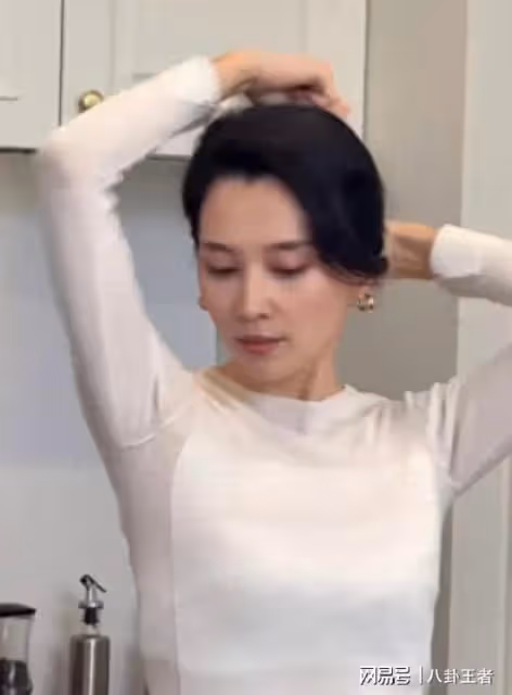 李巧秀豐滿上圍！穿緊身衣不穿圍裙下廚，正是汪峰想要的賢妻良母