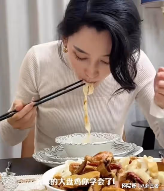 李巧秀豐滿上圍！穿緊身衣不穿圍裙下廚，正是汪峰想要的賢妻良母