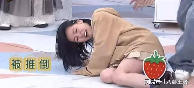 痛失汪小菲!小S狀態堪憂,假摔真哭大鬧錄影,搭檔慌亂嘉賓傻眼