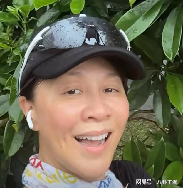 梁朝偉怎麼看上她的?劉嘉玲戶外跑步遇大雨,全素顏出鏡變老大媽