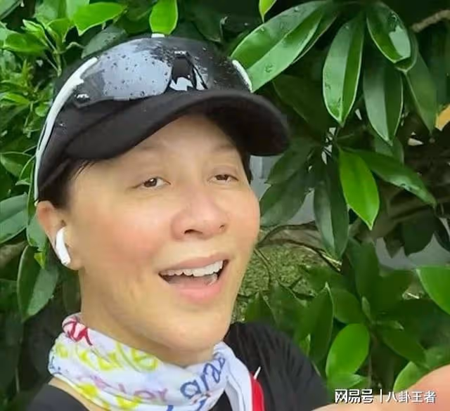 梁朝偉怎麼看上她的?劉嘉玲戶外跑步遇大雨,全素顏出鏡變老大媽