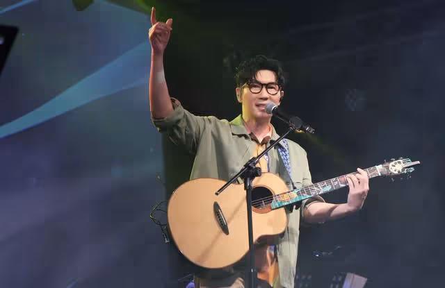 品冠開唱「強碰張學友演唱會」 笑嗆觀眾:你們買不到票