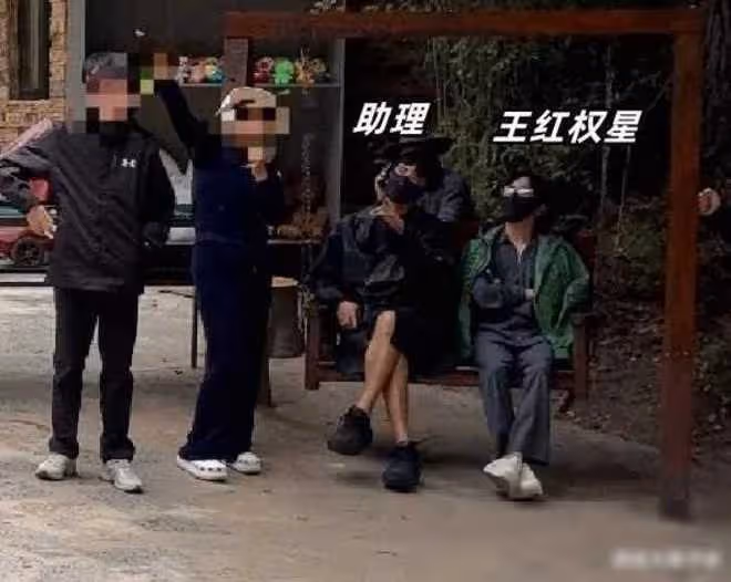 王紅權星在雲南被偶遇,穿萬元襯衫助理陪同,現身廉價翡翠市場!