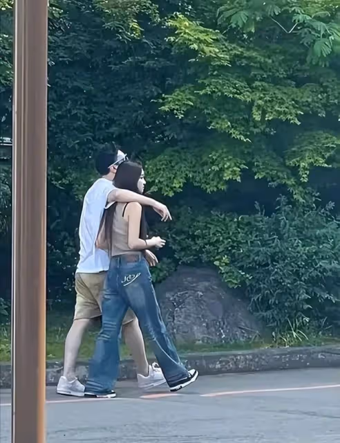 王思聰21歲新女友出手了,曬兩人甜蜜合影,發聲力挺王思聰!