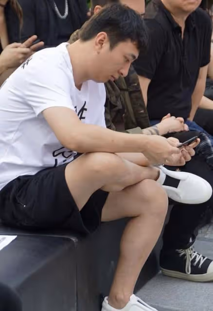 王思聰21歲新女友出手了,曬兩人甜蜜合影,發聲力挺王思聰!