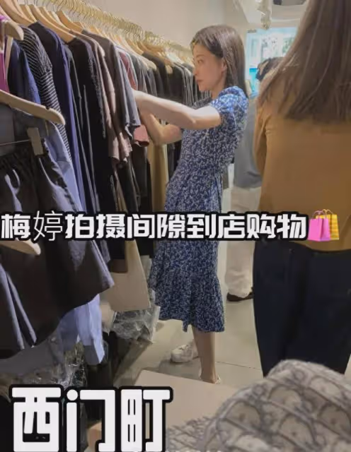 49歲梅婷逛街被偶遇,腳踝纖細真人太瘦,整個人薄薄的一片好少女