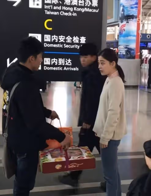 49歲梅婷逛街被偶遇,腳踝纖細真人太瘦,整個人薄薄的一片好少女