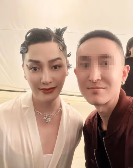 網紅柏公子被封禁後首露面,化濃妝打扮時髦,同村人曝其被封真相