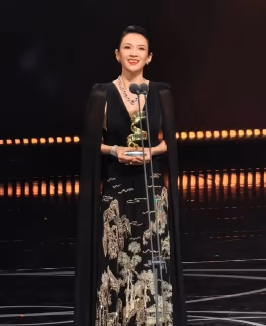 章子怡哽咽感謝張藝謀!張藝謀先是一臉微笑,坐著接連鞠了三個躬