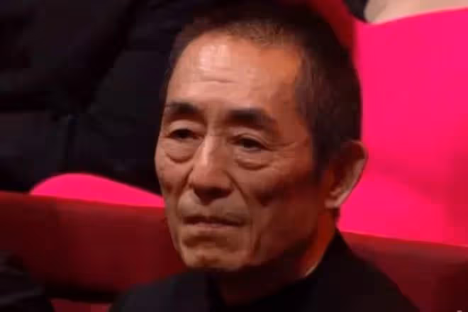 章子怡哽咽感謝張藝謀!張藝謀先是一臉微笑,坐著接連鞠了三個躬