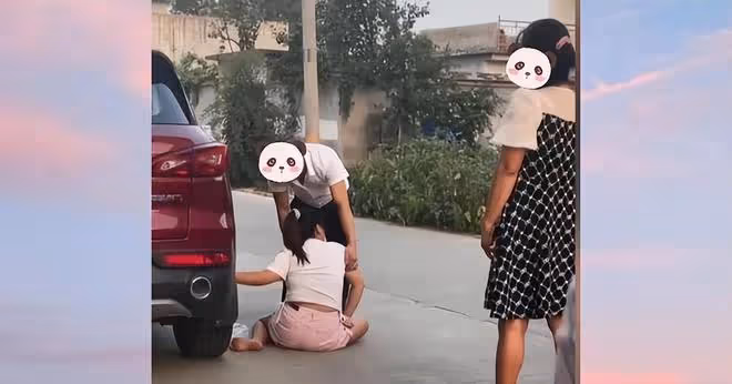 女孩想遠嫁貴州,不顧家人反對執意要跟男友走,被母親死命拉回