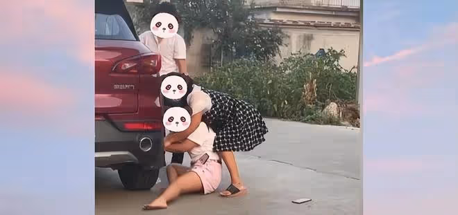 女孩想遠嫁貴州,不顧家人反對執意要跟男友走,被母親死命拉回