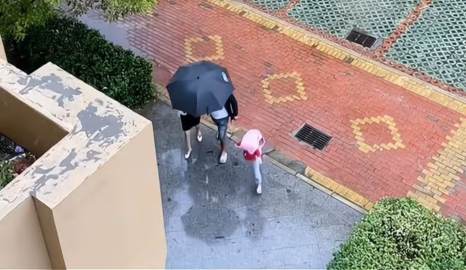 男子給漂亮女鄰居撐傘,讓女兒淋雨跑回家,被老婆看見之後悲催了