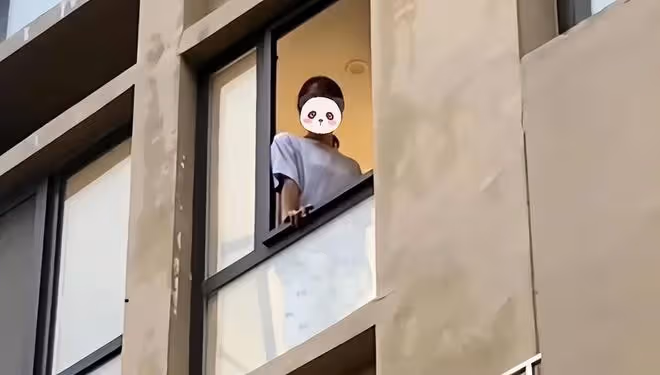 男子給漂亮女鄰居撐傘,讓女兒淋雨跑回家,被老婆看見之後悲催了