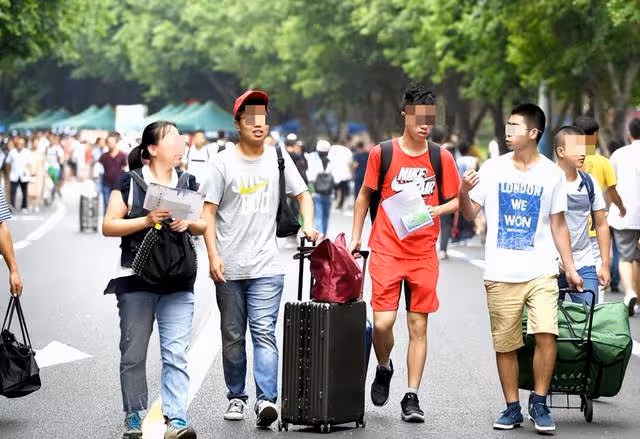 失戀出家!大學生看破紅塵「8年走3700公里」朝聖名寺,七步一拜「竟長出天眼」