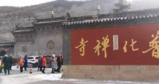 失戀出家!大學生看破紅塵「8年走3700公里」朝聖名寺,七步一拜「竟長出天眼」