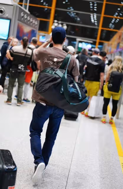 不要命！王一博練車私生硬闖賽道拍視頻炫耀！官方怒公開私生照