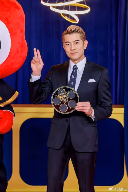 郭富城曬與章子怡合照,與女方久違同框互道近況,大讚其神采飛揚